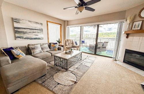Lake Ozark House | Lakefront Luxury 2BD2BA Condo at The Falls-7PP
