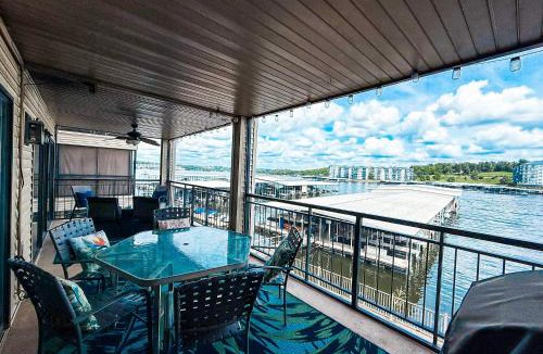 Lake Ozark House | Lakefront Luxury 2BD2BA Condo at The Falls-7PP