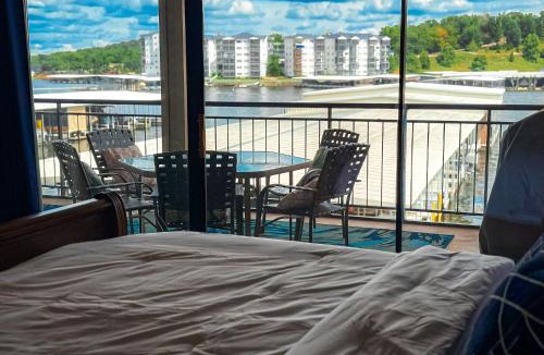 Lake Ozark House | Lakefront Luxury 2BD2BA Condo at The Falls-7PP