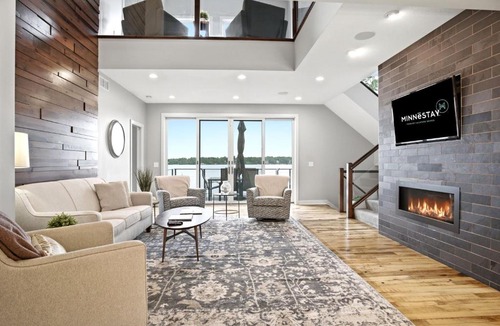 Mound Villa | Lakefront Luxury