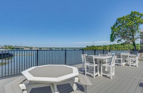 Osage Beach House | Lakefront Osage Beach Condo w/Balcony & Pool
