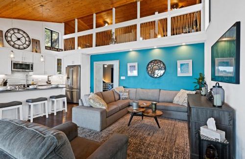 Lower Lake House | Lakefront, Private dock, ensuite-unit, King bed, Free EV charger, Boat Friendly