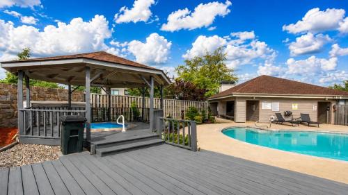 Lake Hamilton Apartment | Lakefront Retreat with Balcony, Pool, Hot Tub, Jacuzzi, Sauna