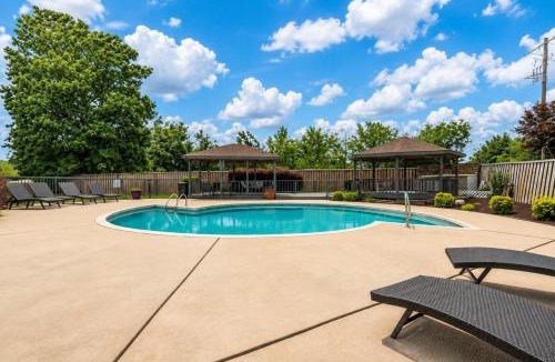 Lake Hamilton Apartment | Lakefront Retreat with Balcony, Pool, Hot Tub, Jacuzzi, Sauna