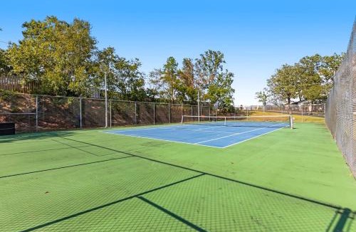 Lake Hamilton Apartment | Lakefront Retreat with Balcony, Pool, Hot Tub, Jacuzzi, Sauna