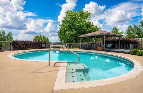 Lake Hamilton Apartment | Lakefront Retreat with Balcony, Pool, Hot Tub, Jacuzzi, Sauna