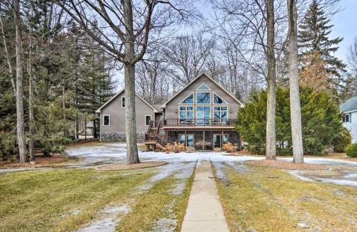 Higgins Lake House | Lakefront Roscommon Home w/Game Room & Dock!