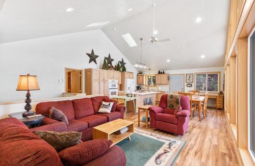 Worley House | Lakefront Seclusion