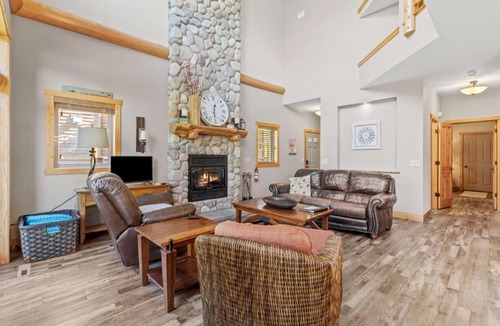 McGregor House | Lakefront-Sleep 12-Big Sandy Lodge Resort-Luxury