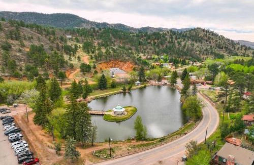 Green Mountain Falls Apartment | Lakeside Loft! Town Center Gem Near Gazebo Lake
