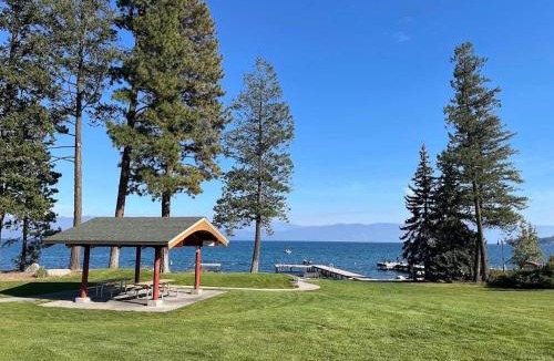 Lakeside House | Lakeview 4BR Huge Deck Dog Friendly ADA
