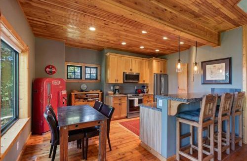 Coeur d'Alene House | Lakeview cabin near Harrison with firepit