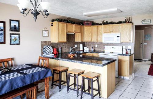 Harbor Village House | Lakeview Condo 871 3