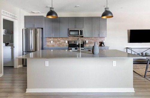 Warehouse District Apartment | Landing Chic 1BD Pool Gym