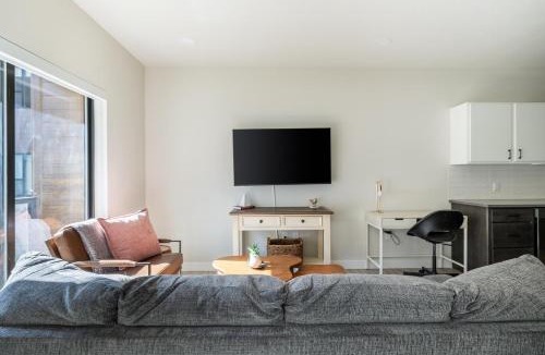 People's Freeway Apartment | Landing Incredible 1BD Clubhouse Pool
