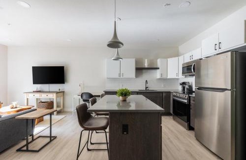 People's Freeway Apartment | Landing Incredible 1BD Clubhouse Pool
