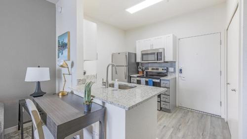Tempe Apartment | Landing Modern 1BD Clubhouse Rooftop Lounge