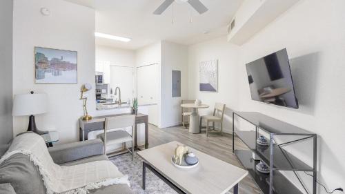 Tempe Apartment | Landing Modern 1BD Clubhouse Rooftop Lounge