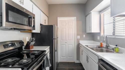 Rancho Oakey Apartment | Landing Modern Apartment with Amazing Amenities (ID9204X65)