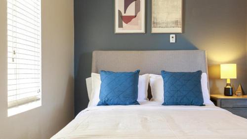 Las Vegas Apartment | Landing Modern Apartment with Amazing Amenities (ID7527X79)