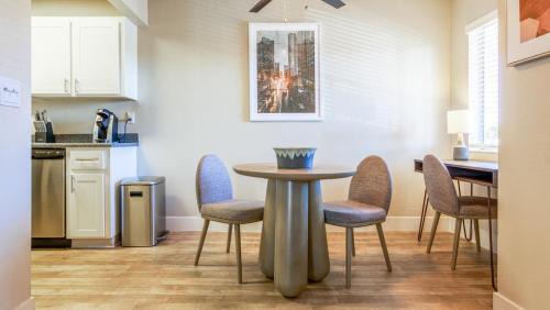 Las Vegas Apartment | Landing Modern Apartment with Amazing Amenities (ID7527X79)