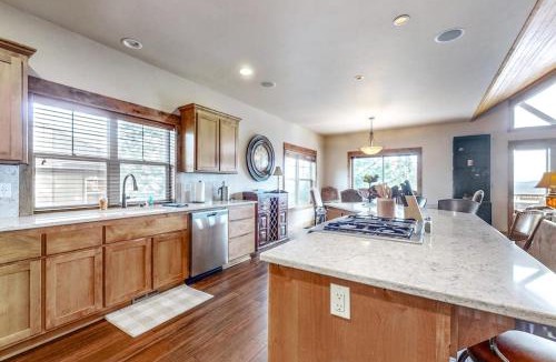 Redmond House | Large comfortable home withfireplaces deck & short walk to pool & hot tub