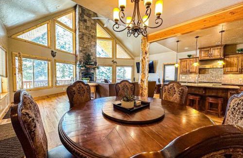 Duck Creek Village House | Large Luxury Lodge Sleeps 14, Fire Pit & Views!