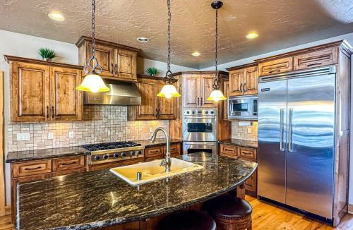Duck Creek Village House | Large Luxury Lodge Sleeps 14, Fire Pit & Views!