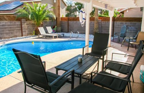 Paradise House | Large Pool & Patio Cozy Single Story Family House