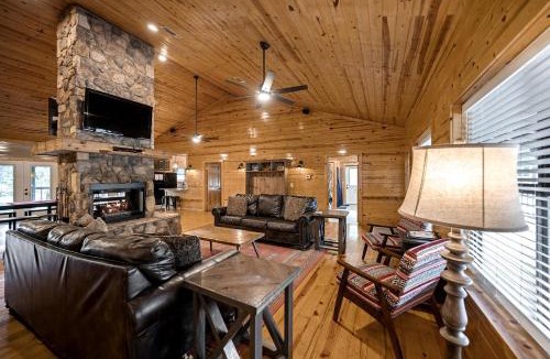 Broken Bow House | Large Riverfront Group Retreat on Mountain Fork River Near Broken Bow, Oklahoma