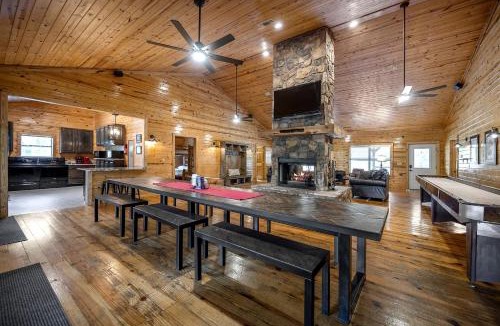 Broken Bow House | Large Riverfront Group Retreat on Mountain Fork River Near Broken Bow, Oklahoma