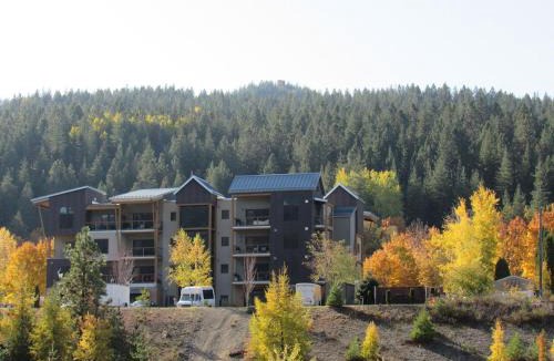 Kellogg Apartment | Large Studio Condo with Full Kitchen, Ski, Bike, Beautiful Balcony Views Hottub Fireplace