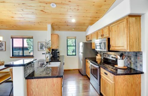 Show Low House | Large Yard, Patio + Gas Grill: Show Low Cabin