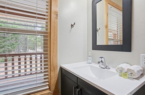 Island Park House | Lariat Lodge - Hot Tub, Yellowstone, Pizza Oven, Pets, Log Cabin