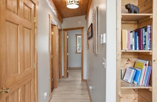 Island Park House | Lariat Lodge - Hot Tub, Yellowstone, Pizza Oven, Pets, Log Cabin
