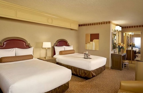Downtown Las Vegas Hotel | Las Vegas Nightlife Experiences At Your Doorstep! 2 Affordable Units Near Strip!