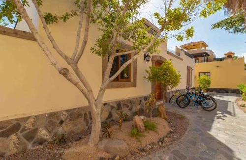 Nopolo House | Less than 5 minutes from the beach and community pool!
