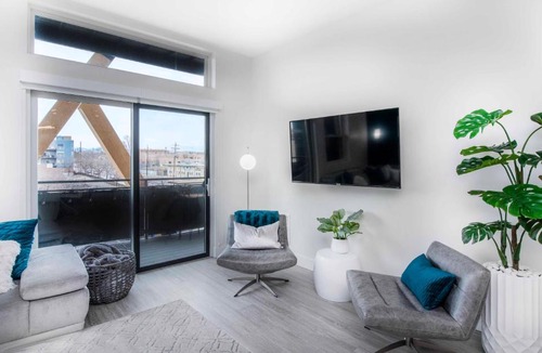 Highland House | Level-Up Elegance | Stunning 2BR LoHi Loft | Walk to 44+ Restaurants