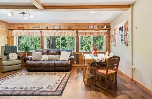Sugar Pine House | Lewis Creek cabin near Yosemite king beds