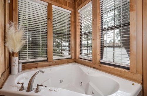 Rockwell House | Liam’s Lodge-Peaceful Cabin Panoramic Lake Views