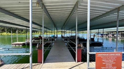 Kimberling City House | Lighthouse Lodge - Captain's Quarter - Boat Slip Access
