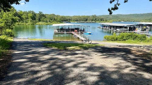 Kimberling City House | Lighthouse Lodge - Captain's Quarter - Boat Slip Access