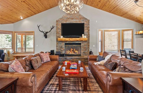 Castle Glen Estates House | Linaker Lodge by AvantStay