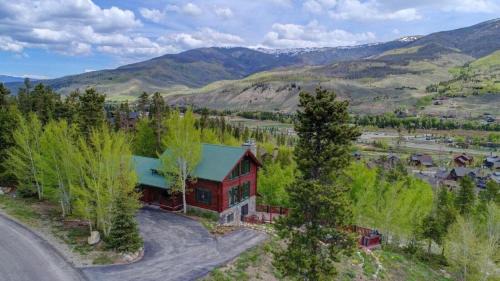 Three Peaks House | Lincoln Lodge - Hot Tub, Fireplace, Views