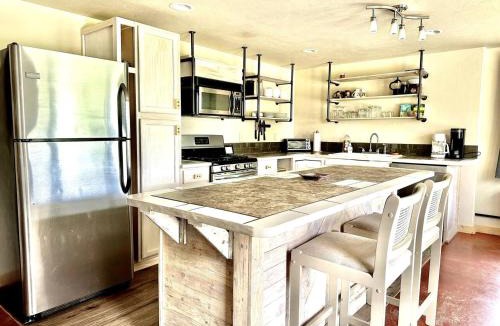 Whitehall Apartment | Little Pipestone Lodge w Views