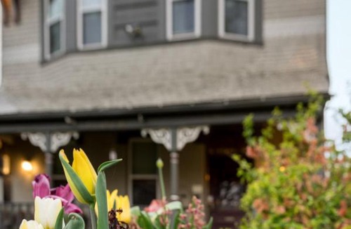 Five Points Bed & Breakfast | Local Artist Suite #2 - Queen Anne Bed & Breakfast