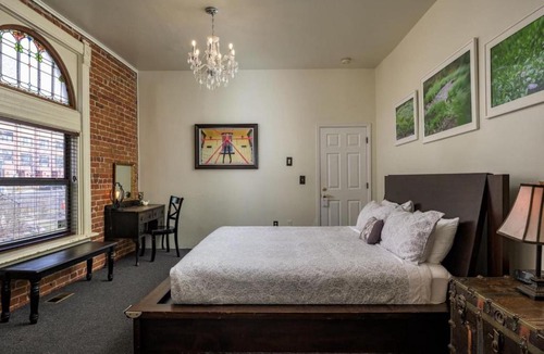 Five Points Bed & Breakfast | Local Artist Suite #2 - Queen Anne Bed & Breakfast