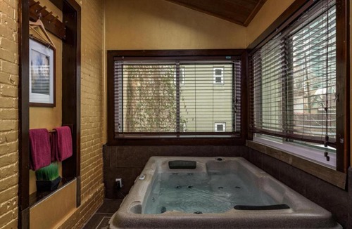 Five Points Bed & Breakfast | Local Artist Suite #2 - Queen Anne Bed & Breakfast