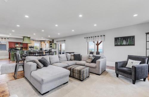 Garden City House | Lochwood Monster - Sleeps 31, Hot Tub, Arcade, Pool, Lake Views
