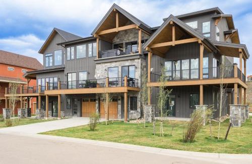 Fraser House | Lodge 212 Brand New LUXE Designer Home and Hot Tub
